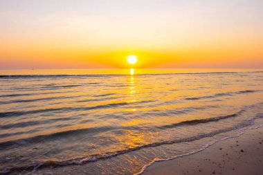 Alacakaranlık gökyüzü ve deniz plajı ile gün doğumu ya da gün batımı
