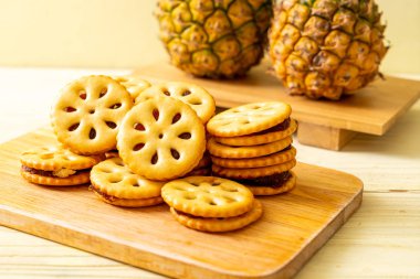 ananas reçel ile bisküvi