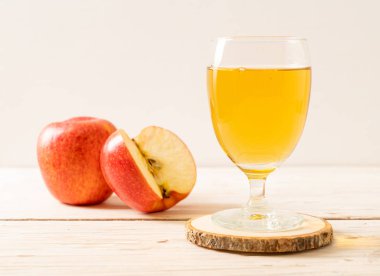 Kırmızı elma meyvesi ile elma suyu