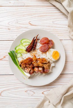 tepesinde pirinç gevrek domuz yağı