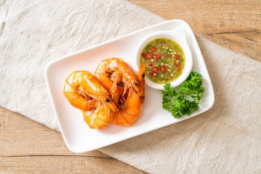 Baharatlı deniz ürünleri soslu tuzlu karides veya karides.