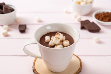 Şekerlemeli sıcak çikolata.