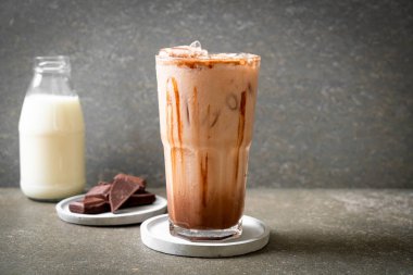 Buzlu çikolata milkshake içecek