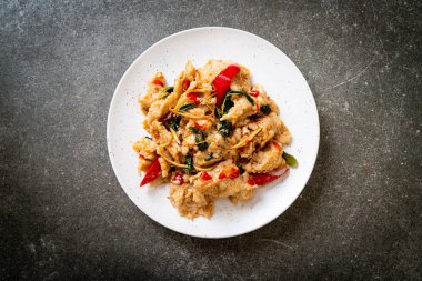 Kızarmış balık köftelerini biberle karıştır