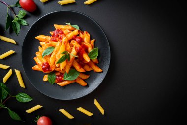 Domates soslu makarna. 