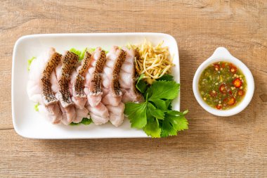 Baharatlı soslu buğulanmış balık.