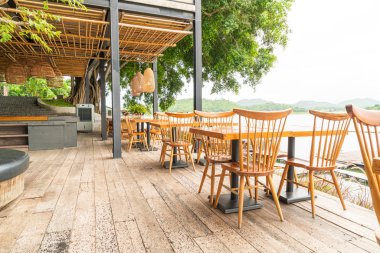 kafe restoranda ahşap masa ve sandalye