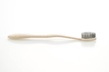 Beyaz arkaplanda diş fırçası