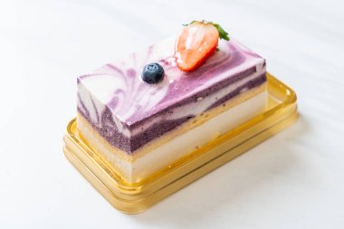 Lezzetli yaban mersinli yoğurtlu kek.