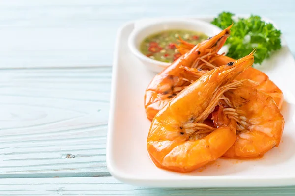 Camarões ou camarões salgados assados com molho picante de frutos do mar — Fotografia de Stock
