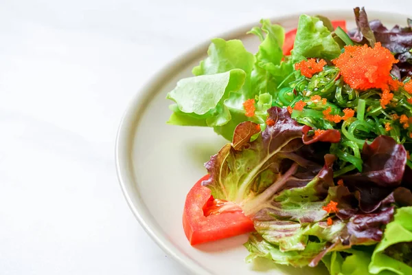 Salada de legumes com algas japonesas e ovos de camarão — Fotografia de Stock