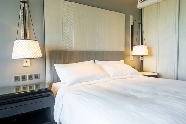 Almofadas brancas decoração na cama no quarto — Fotografia de Stock