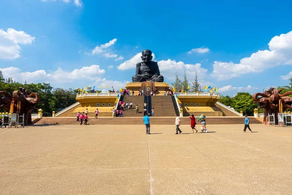2019 년 12 월 17 일에 확인 함 . huhuhin, Thailand 17 Dec 2019: Luang PU thuat statue at Wat huay — 스톡 사진