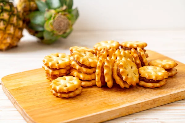 Kekse mit Ananasmarmelade — Stockfoto