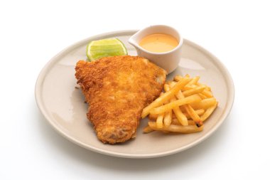 Kızarmış balık ve patates cipsi.