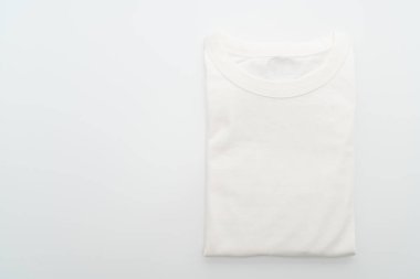 Beyaz arka plan üzerinde katlanmış t-shirt