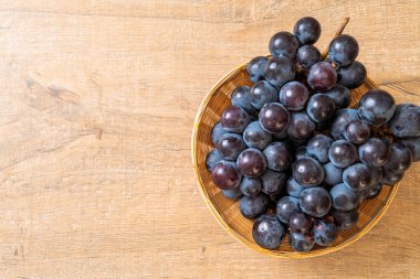 beyaz arka planda taze siyah üzüm