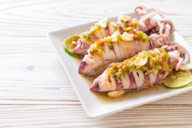 Baharatlı Chili ve limon sosu ile buharda squids