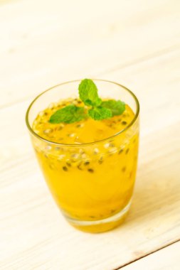 taze ve buzlu tutku meyve suyu