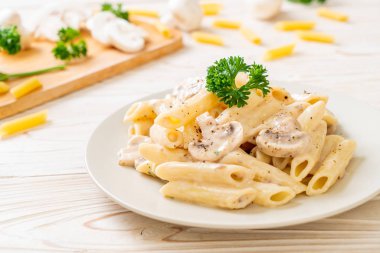 Makarna, mantarlı krema sosu.