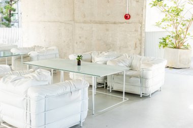 Kafe restoranında boş sandalye ve güverte.