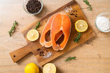 taze çiğ somon fileto biftek