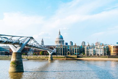 Gün batımında St Pauls Katedrali ve Milenyum Köprüsü