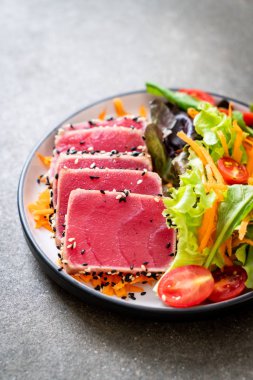 Taze orkinos sebze salata ile ham