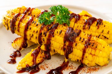 Kızarmış mısır ve bbq sosu.