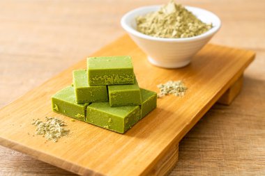 Taze ve yumuşak kibrit yeşil çay. 