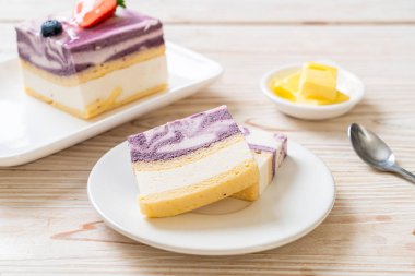 Lezzetli yaban mersinli yoğurtlu kek. 