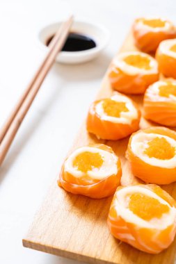 mayonez ve karides yumurta ile taze somon suşi rulo