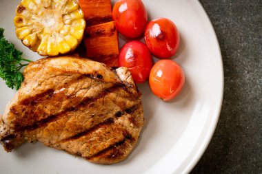 Izgara ve ızgara fileto domuz bifteği ve sebze.