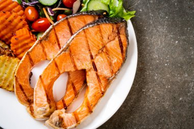 sebze ile ızgara somon biftek fileto