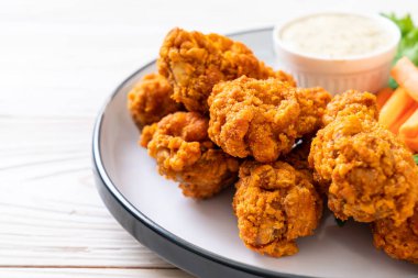 Kızarmış baharatlı tavuk kanadı