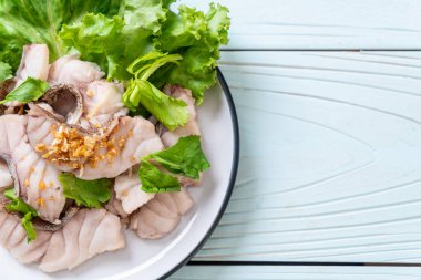 Haşlanmış balık dip sos ile