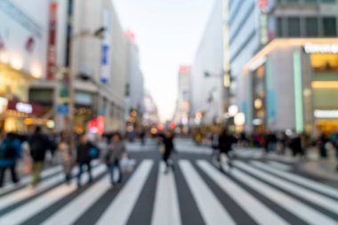 Tokyo, Japonya 'daki Shinjuku' da soyut bulanık alışveriş caddesi