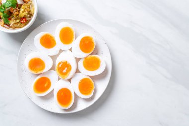 Yumuşak haşlanmış yumurta baharatlı salata 