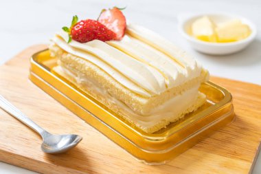 Lezzetli çilekli kısa kek.