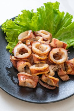 plaka üzerinde ızgara kalamar