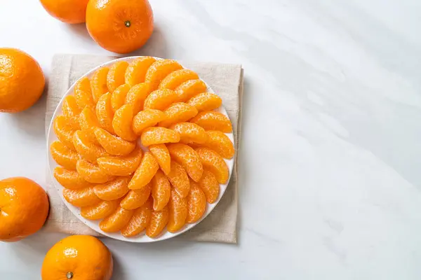 Naranjas frescas en plato —  Fotos de Stock