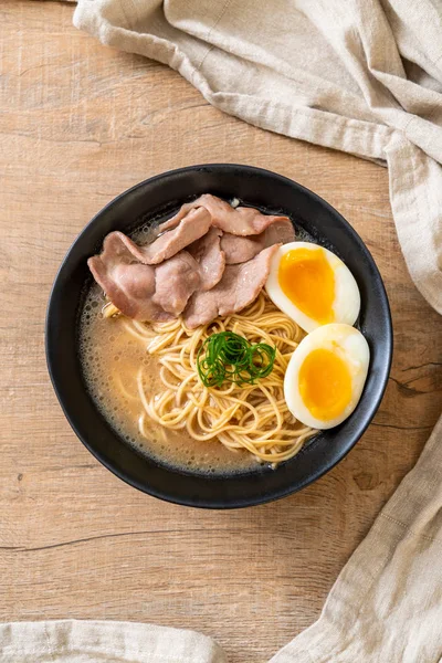 Mie ramen tonkotsu dengan daging babi dan telur — Stok Foto