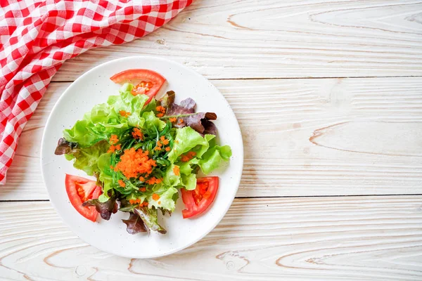 Salada de legumes com algas japonesas e ovos de camarão — Fotografia de Stock