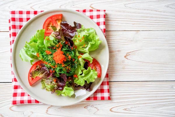 Salada de legumes com algas japonesas e ovos de camarão — Fotografia de Stock