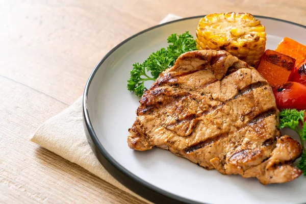 Grelhado e churrasco filé de porco bife com legumes — Fotografia de Stock