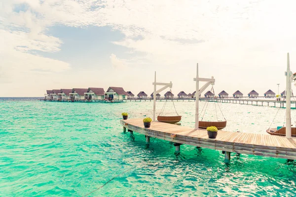 Sofa swing met tropische Maldiven Resort en de zee achtergrond — Stockfoto