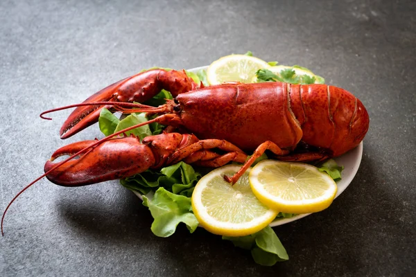 Gekochter Hummer mit Gemüse und Zitrone — Stockfoto