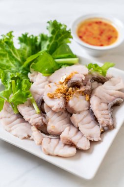 Haşlanmış balık dip sos ile