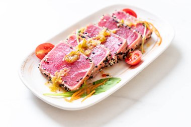 Taze orkinos baharatlı salata sosu ile ham