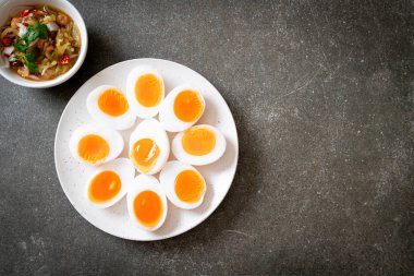 Yumuşak haşlanmış yumurta baharatlı salata 